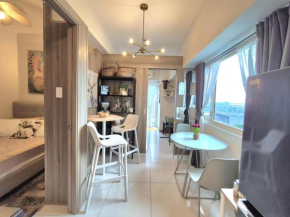 Cozy Comfy Suite 2BR w Balcony - Amazing Manila Bay View and City Skyline near MOA
